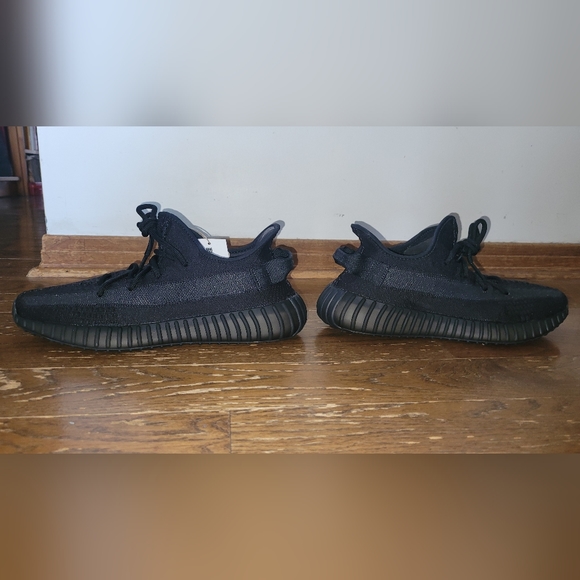 Yeezy 350 V2 Onyx - Picture 5 of 11